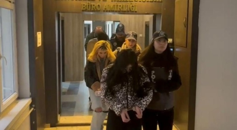 Arabada "müzik açma" tuzağı: 4 milyonluk vurgun yaptılar