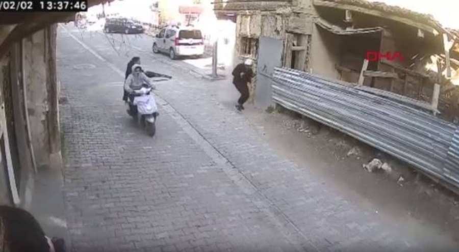 Motosiklet üzerinde pompalı tüfekle ateş etti