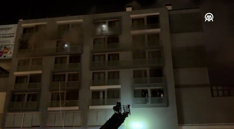 Denizli'de 7 katlı apartmanda yangın!