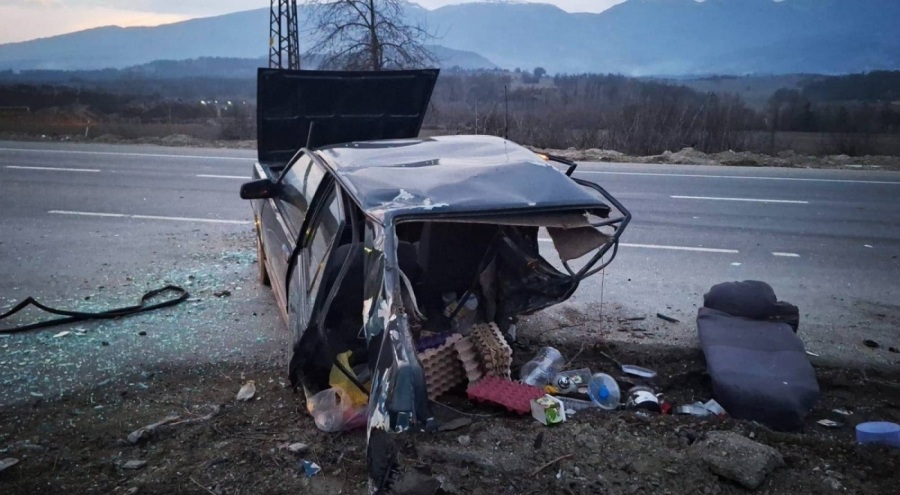 İkiye bölünen otomobilden yara almadan kurtuldu