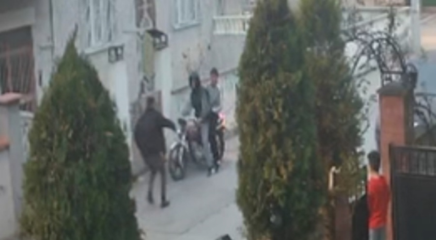 Bursa'da kızlara kurusıkı tabancayla ateş açan 2 şüpheliyi; çöp atmaya çıkan Uzman Çavuş yakaladı