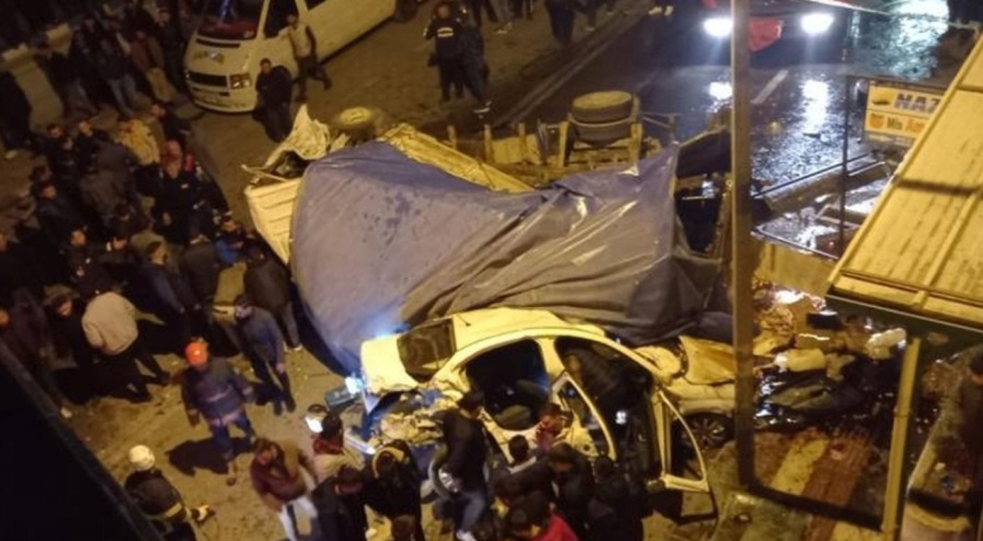 Freni boşalan kamyon dehşet saçtı: Ölü ve yaralılar var