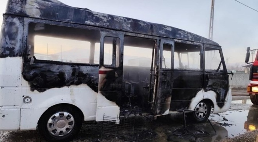 Öğrenci servisinde korku dolu anlar! Seyir halindeyken yandı