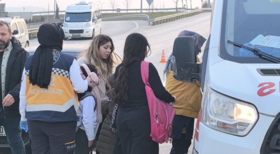 Bursa'da feci kaza! Öğrenci servisi otomobille çarpıştı: 6'sı öğrenci 10 yaralı