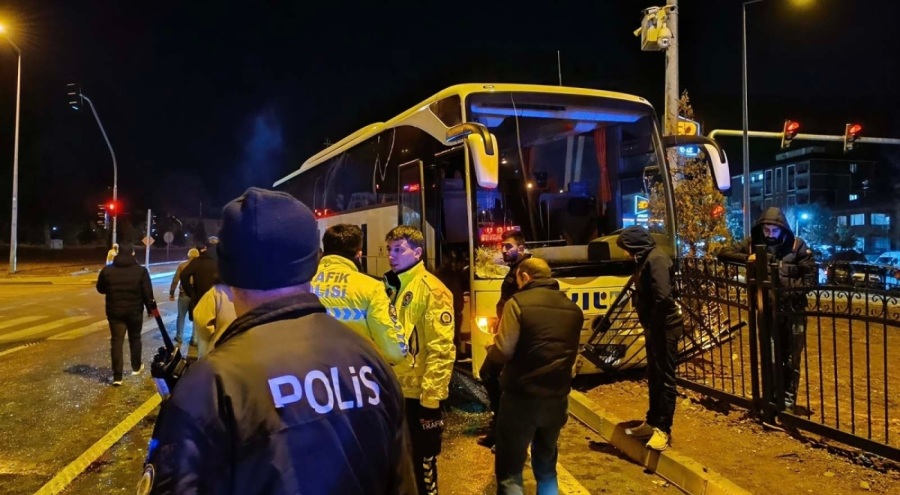 Yolcu otobüsü ile taksi çarpıştı