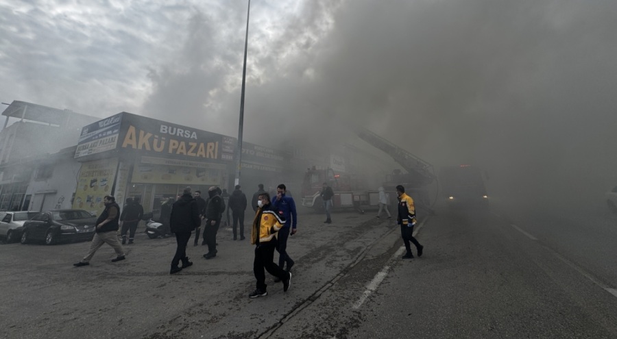 Bursa'da 2 iş yerini küle çeviren yangın kontrol altına alındı