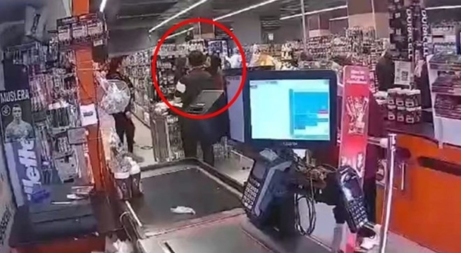 İşten çıkarılan kadın sinir krizi geçirip raflarını devirdi