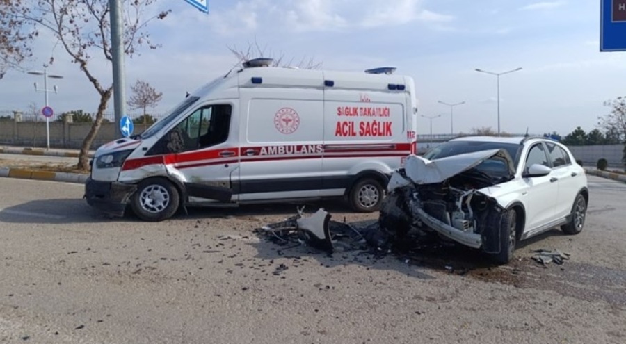 Ambulans ile otomobil çarpıştı: 2 yaralı