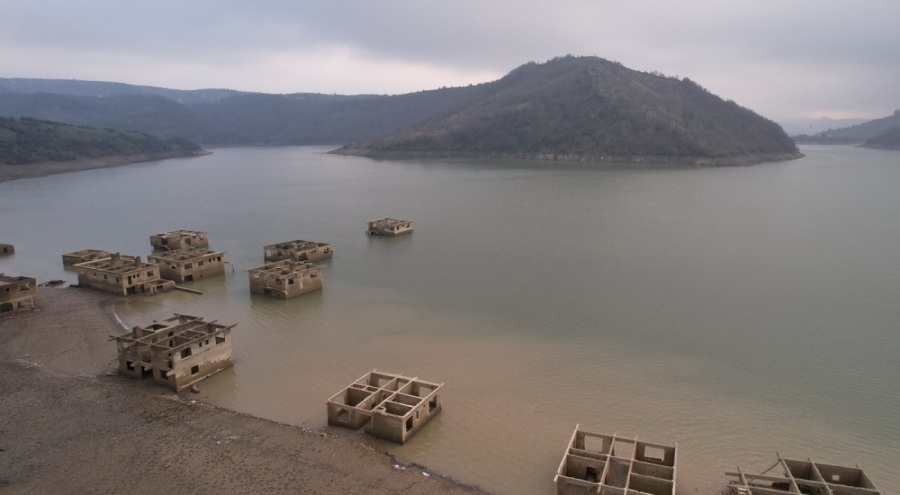 Kızılcapınar Barajı'nda su çekilince terk edilmiş yapılar ortaya çıktı