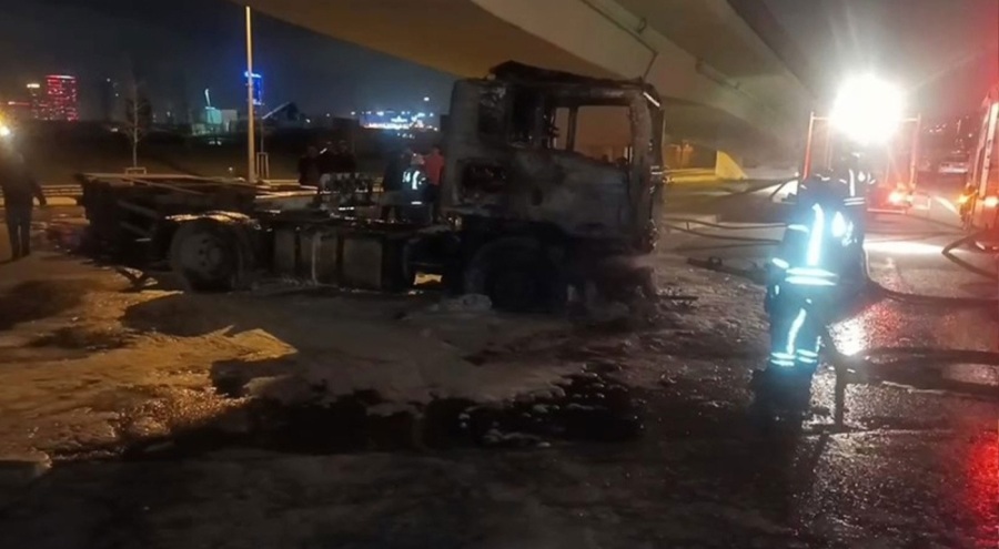 Seyir halindeki tır alev alev yandı!