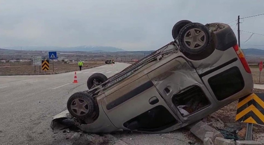 Kamyonet ile çarpışan hafif ticari araç takla attı