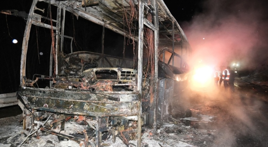 Seyir halindeki yolcu otobüsü küle döndü