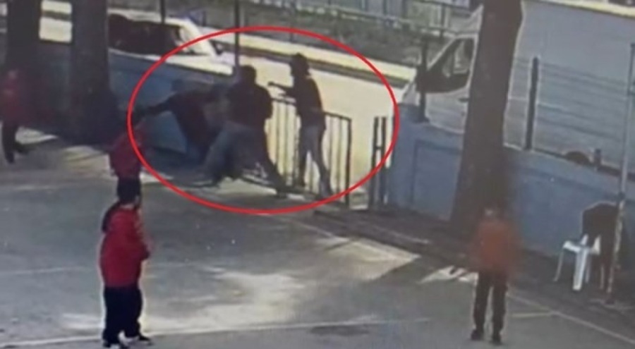 Okulu basıp öğretmenin burnunu kırdılar