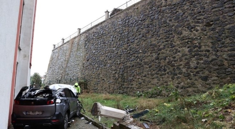 Otomobil metrelerce yükseklikten site bahçesine düştü!