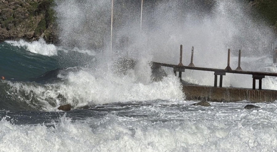 Bodrum'da fırtına sonucu feribot seferleri iptal oldu