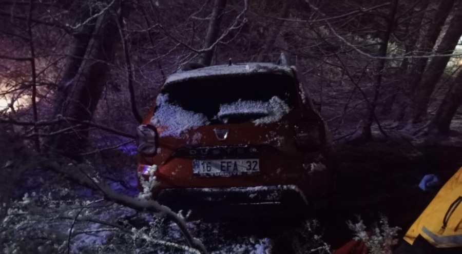Bursa'da cip, karlı yolda 15 metreden şarampole uçtu!