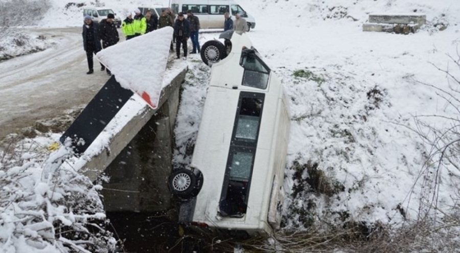 Cenaze yolunda kaza! 15 kişi yaralandı