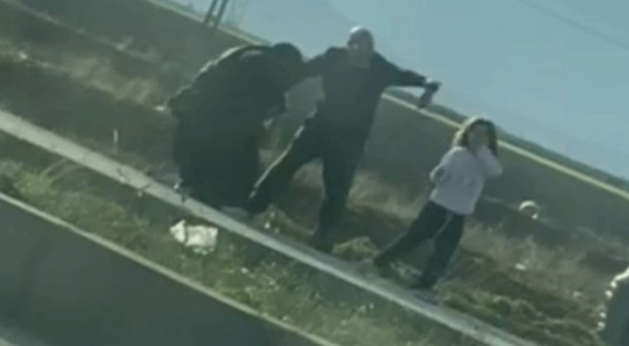 Yol kenarında dehşet! Kadını sürüklediler, kız çocuğunu da darbettiler