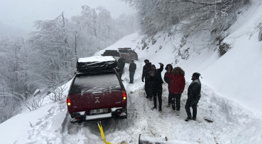 Karda mahsur kalan 12 kişi kurtarıldı