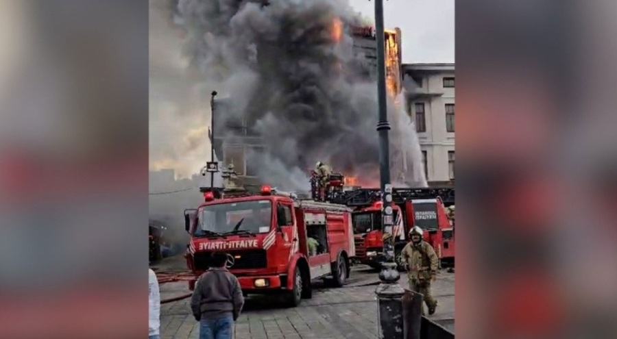 Eminönü'ndeki Mısır Çarşısında yangın çıktı