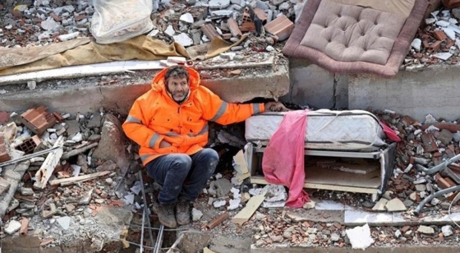 6 Şubat'ın en acı temsili fotoğraflarından biri: "2 sene oldu, ateş hiç sönmüyor"