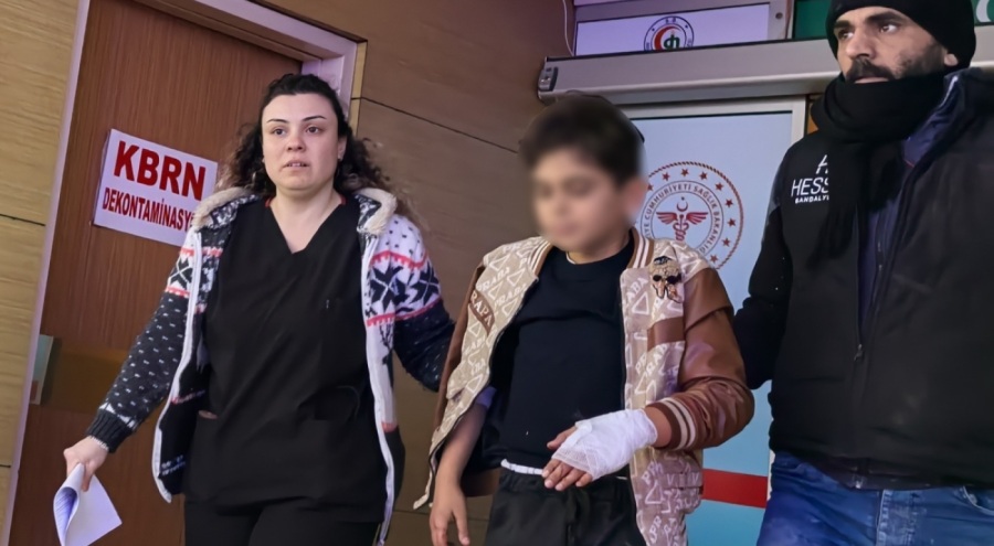 Bursa'da okulun duvarına tırmanan çocuğun eline tel saplandı!