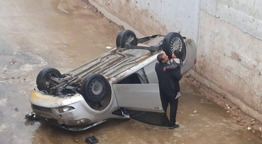 Dere yatağına düşen otomobildeki 2 kişi yaralandı