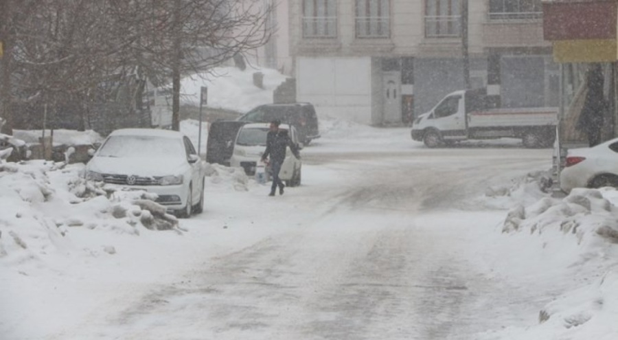 5 köy yolu kar yağışı nedeniyle ulaşıma kapandı