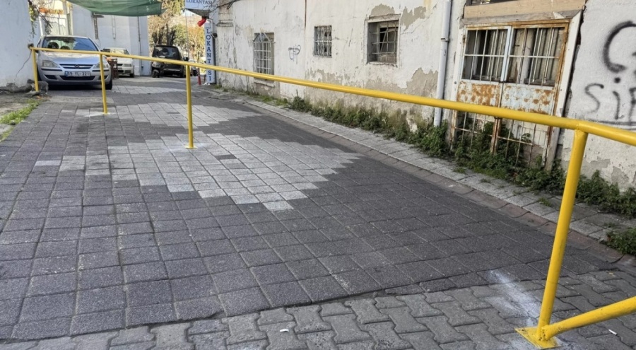 'Tapulu arazim' dedi, sokak girişini bariyerle kapattı