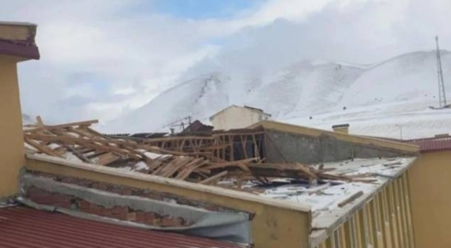 Rüzgarda bir okulun spor salonunun çatısı uçtu!