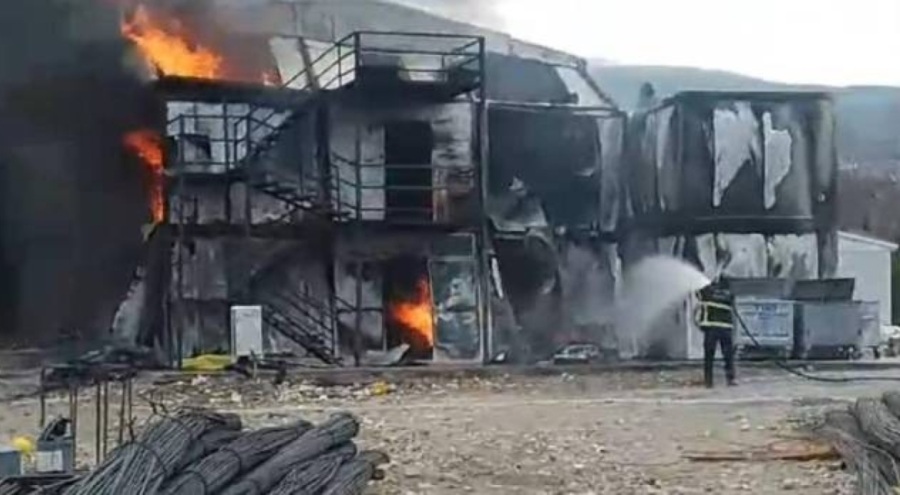 İşçilerin konakladığı konteynerler yandı