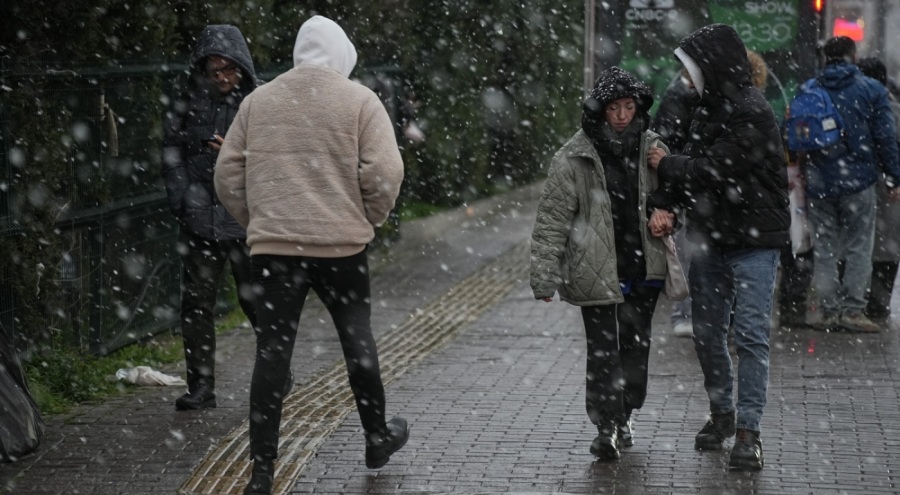 Bursa şehir merkezinde kar yağışı devam ediyor
