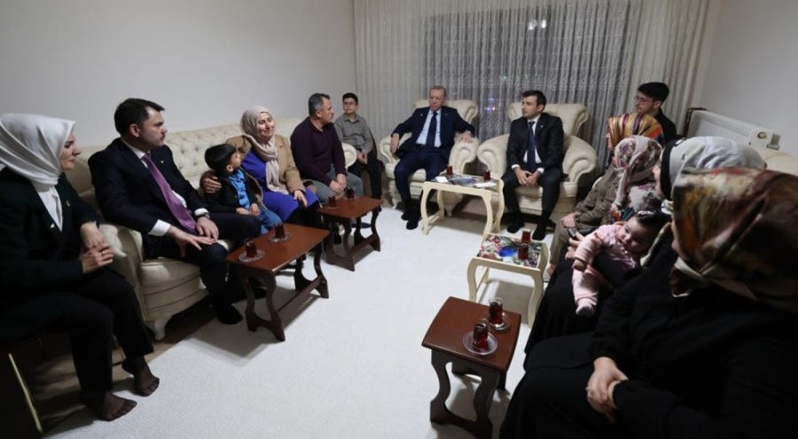 Cumhurbaşkanı Erdoğan, Adıyaman'da depremzede aileyi ziyaret etti