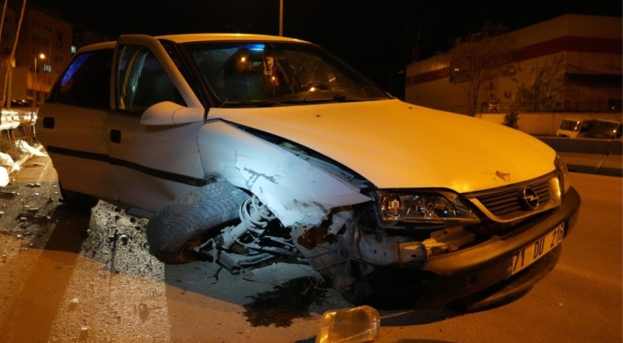 Otomobil bariyerlere çarptı: 4 yaralı