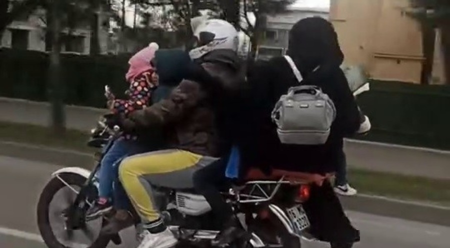 Bursa'da motosiklete 6 kişi binen ailenin tehlikeli yolculuğu