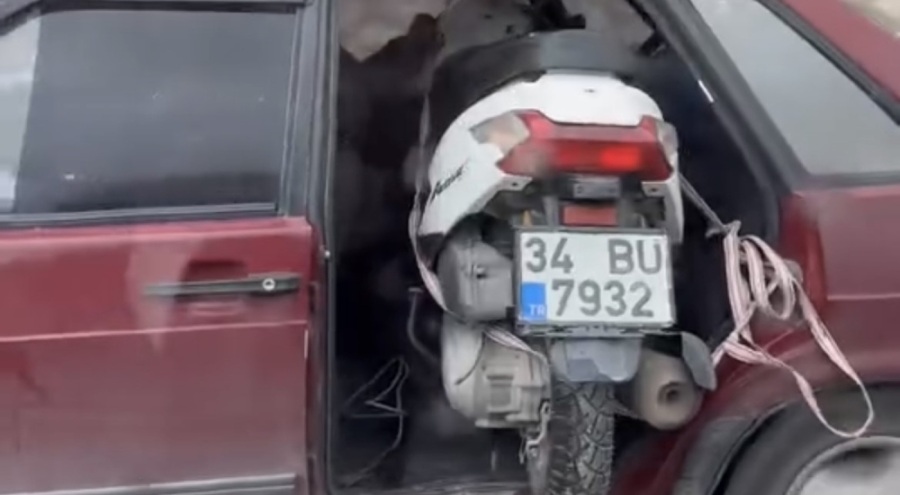 Bursa'da kapısız araçta motosiklet taşıdılar!