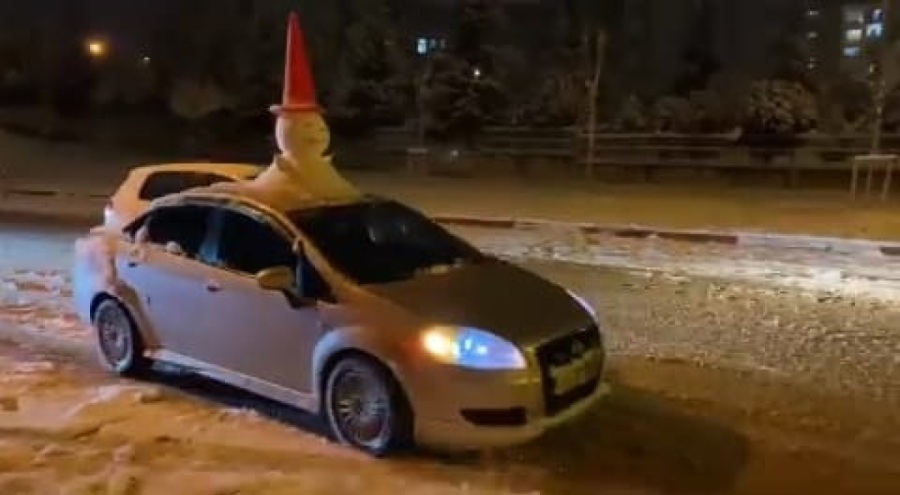 Bursa'da aracının tavanına yaptığı 'kardan adam' ile şehir turu attı