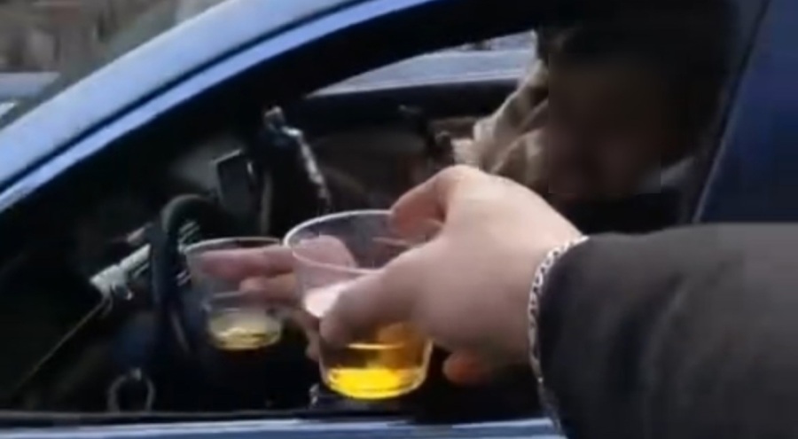 Bursa'da seyir halinde alkol alıp kadeh tokuşturdu