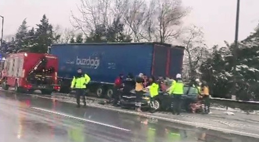 Otoyolda tırın altına giren otomobil kağıt gibi ezildi: 1 ölü, 3 yaralı