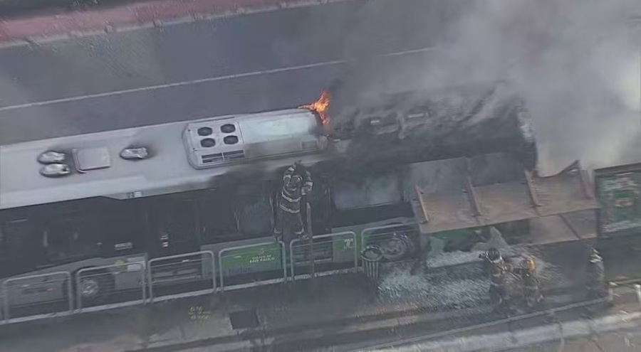 Brezilya'da kalabalık caddeye uçak düştü