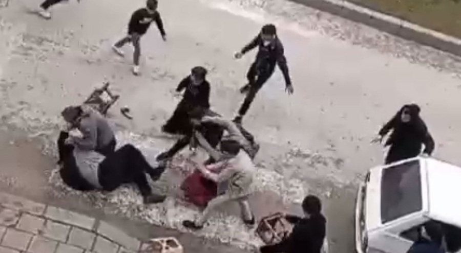 Duruşma sonrası tabure ve sopalarla birbirine girdiler