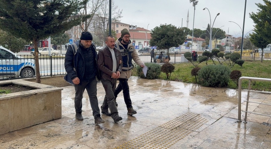 Polisin durdurduğu tırın dorsesinde 5 kaçak göçmen yakalandı
