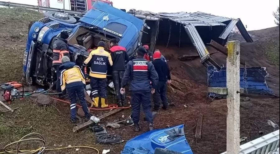 Bursa'da kum yüklü TIR devrildi! Şoför ağır yaralı
