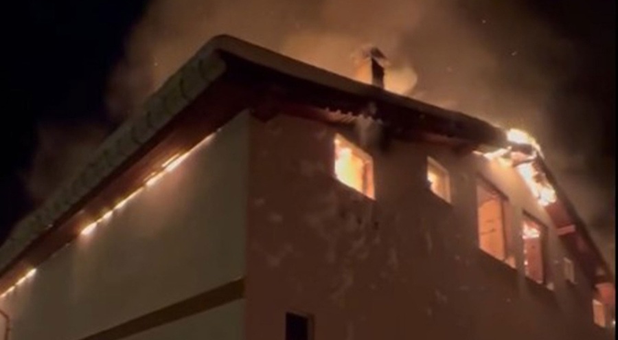 Kastamonu'da iki katlı evin çatısında  korkutan yangın