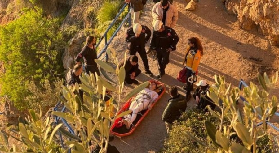 Antalya'da falezlerden düşen turist kadın yaralandı
