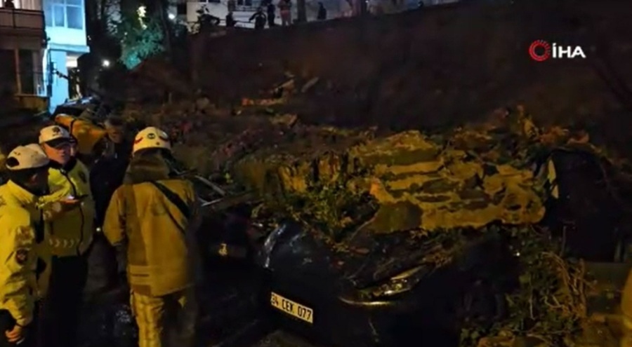 İstinat duvarı araçların üstüne çöktü: 8 araç ağır hasar aldı