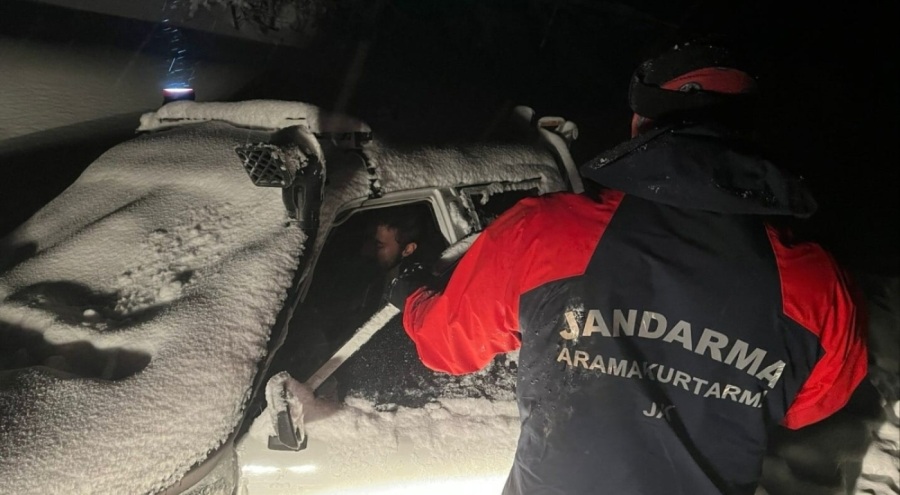 Eksi 8 derecede mahsur kalan vatandaşları Uludağ'dan giden JAK timleri kurtardı