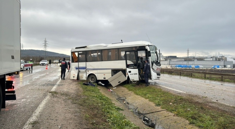 Balıkesir'de işçi servisinin devrildi: 18 kişi yaralandı