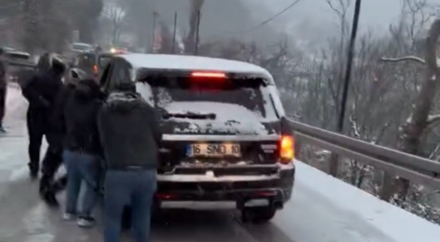 Uludağ'da  buzlu yolda kayan cipi durdurmak için peşinden koştular!