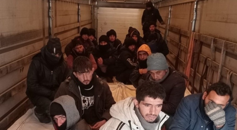 TIR'ın dorsesinden 24 kaçak göçmen çıktı